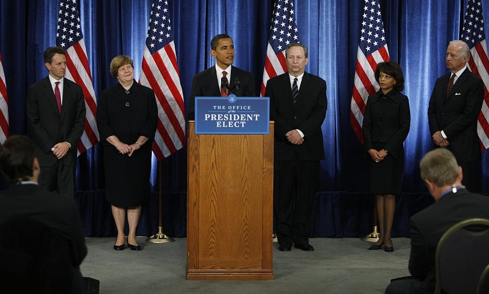 Obama (centro) e e o vice-presidente Joe Biden (dir.) nomearam sua equipe econômica, em Chicago. Foram empossados o secretário do Tesouro Timothy Geithner (esq.), a chefe do Conselho de Consultores Econômicos da Casa Branca Christina Romer, Lawrence Summers para o Conselho Econômico Nacional e Melody Barnes como diretora do Conselho de Política Doméstica | John Gress / Reuters