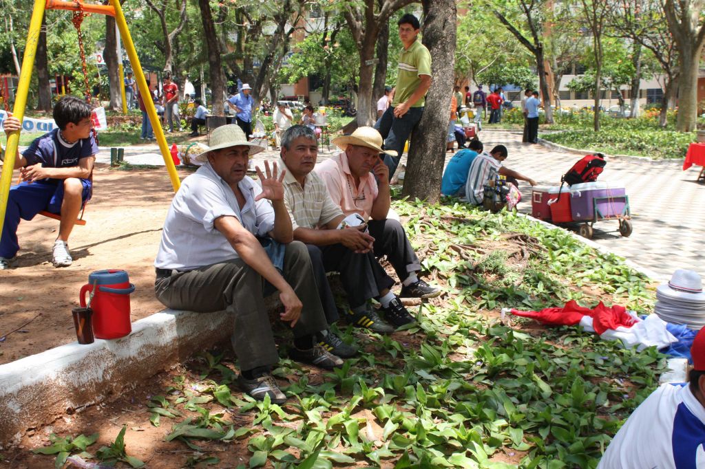Agricultores sem-terra reuniram-se na Praça Itália, em Assunção, para pressionar o governo a agir contra brasileiros | La Nación