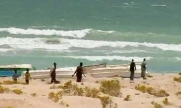 Piratas são avistados em praia na cidade de Eyl no norte da Somália. Não foi divulgada a data da imagem | Reprodução / Reuters TV