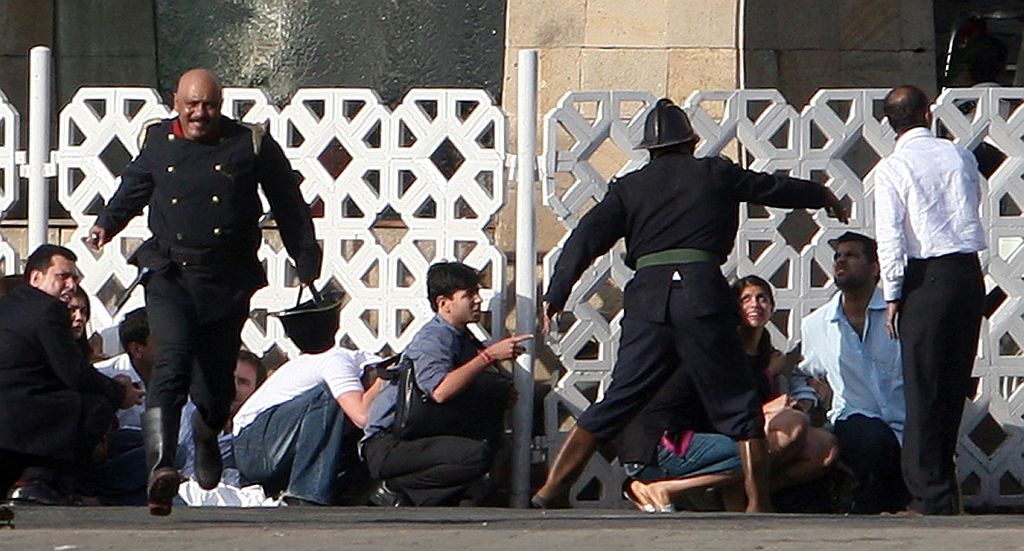 Policiais realizam pente-fino nos locais buscando possíveis terroristas | Punit Paranjpe / Reuters