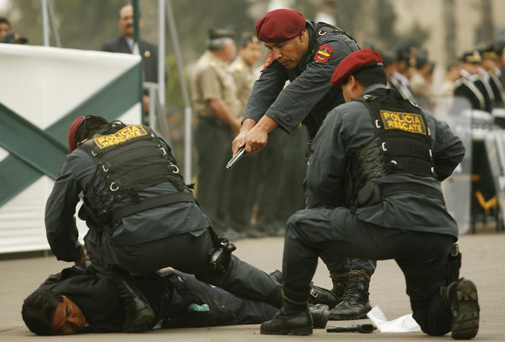 Policiais imobilizam um homem que se dirigia para o centro da cidade de Lima | Enrique Castro Mendivil / Reuters
