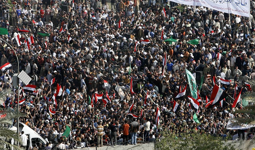 Manifestantes se aglomeraram para protestar contra o governo Bush na praça Firdos em Bagdá | Erik de Castro / Reuters