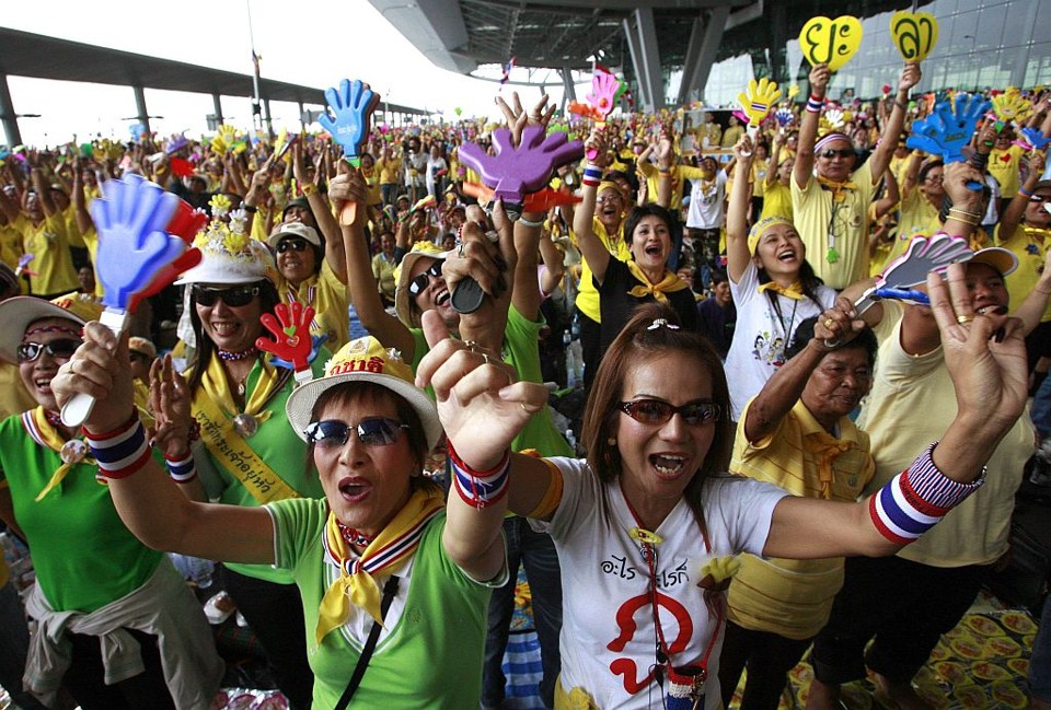 Anti-governantes realizam manifesto no aeroporto Suvarnabhumi, em Bangcoc | Sukree Sukplang / Reuters