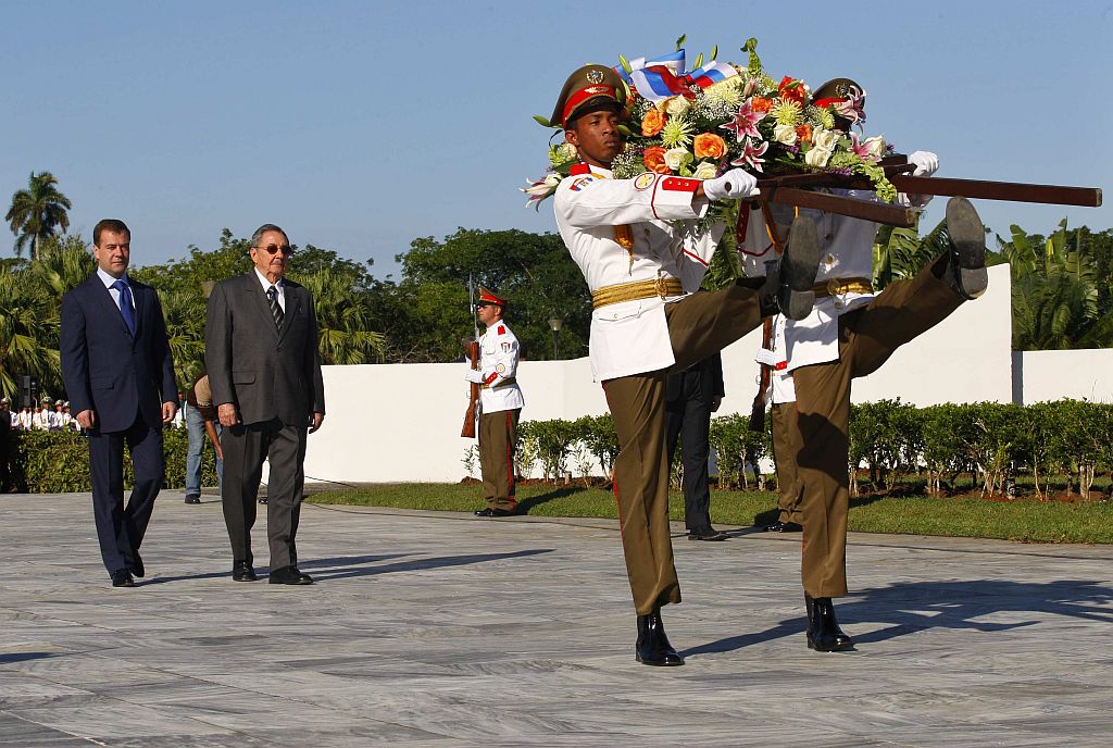 Medvedev (esq.) visitou a recém-inaugurada catedral ortodoxa russa ao lado de Raúl Castro (dir.), em Havana | Enrique De La Osa / Reuters