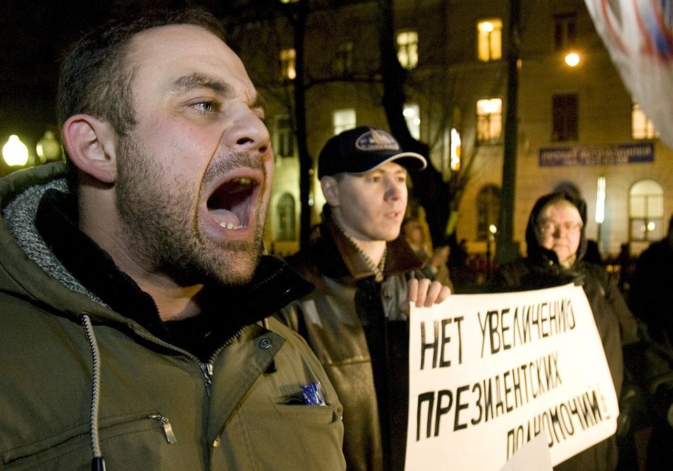 Manifestantes da oposição seguram cartaz com o dizer: "Não a extensão do mandato presidencial", durante protestos em Moscou | Sergei Karpukhin / Reuters