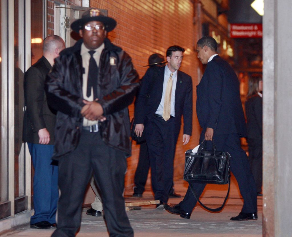 Seguranças acompanham Obama no primeiro dia de trabalho após a eleição: presidente eleito é alvo constante de ameaças | Jason Reed/Reuters