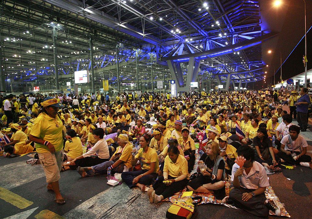 Manifestantes da oposição bloquearam o principal terminal do aeroporto de Bangcoc | Sukree Sukplang / Reuters