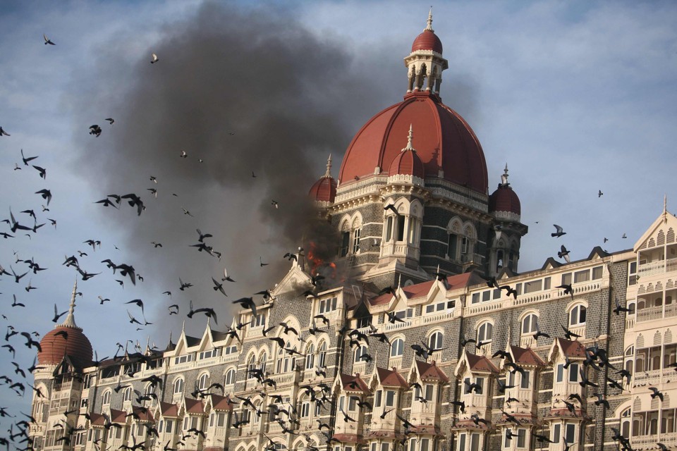 Andares superiores do hotel Taj Mahal, onde turistas são feitos reféns, foram incendiados após invasão do exército | Punit Paranjpe/Reuters