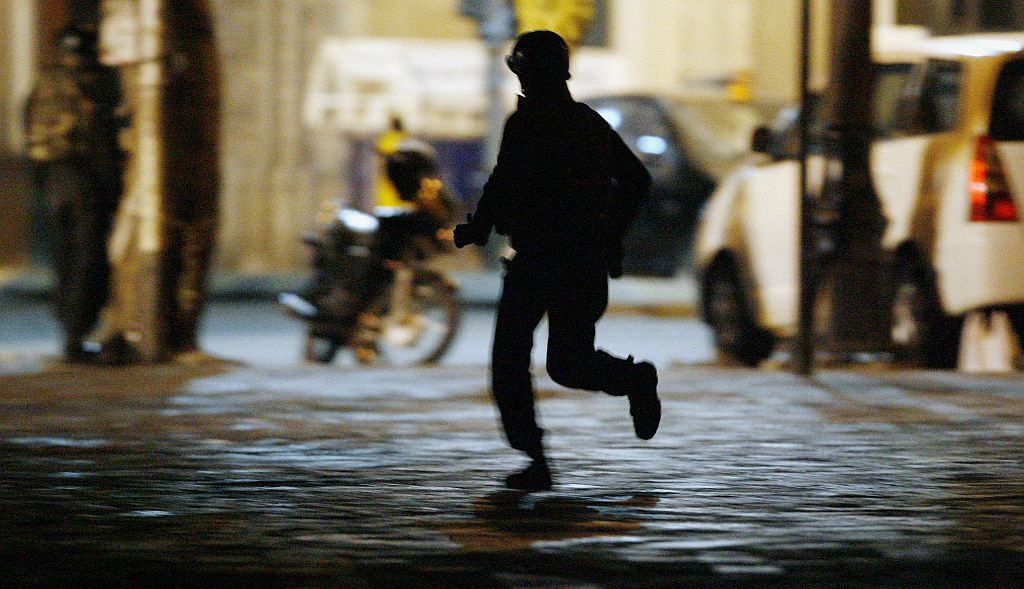 Policial das Forças Armadas indiana se posiciona no fogo cruzado no Taj Mahal Hotel, em Mumbai | Arko Datta / Reuters