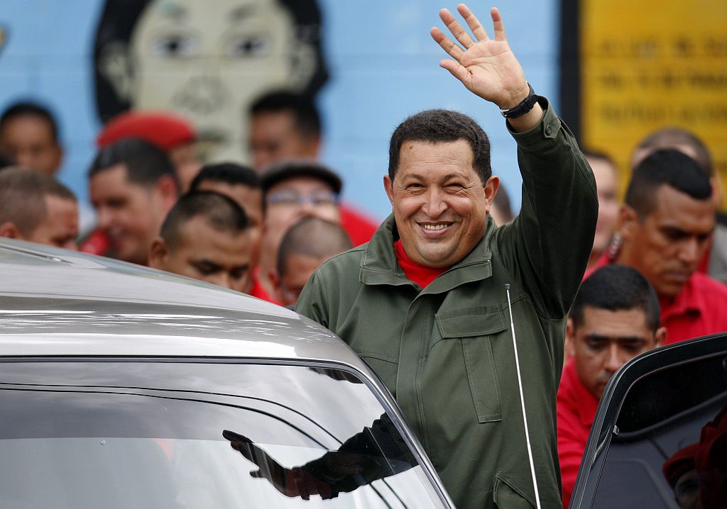 Chávez é aplaudido por apoiadores após votar em Caracas | Jorge Silva / Reuters