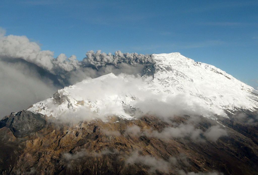 Vulcão Nevado del Huila "está se acalmando", aponta Marta Calvache. Ningúem ficou ferido em razão da agilidade no momento de avisar a população | Ingeominas / Reuters