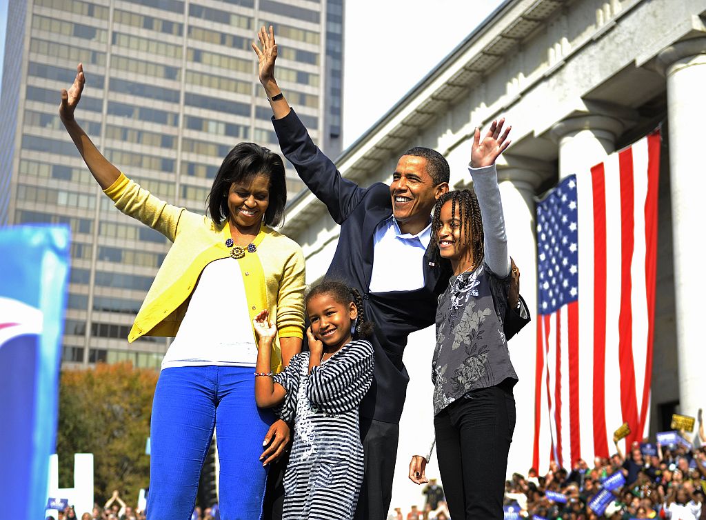 Obama com a mulher, Michelle, e as filhas, Sasha (7 anos) e Malia (10): família vai ocupar a Casa Branca a partir de 20 de janeiro | Emmanuel Dunand/AFP