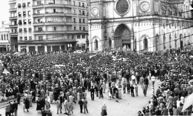 Missa campal na Catedral, na década de 1940 |