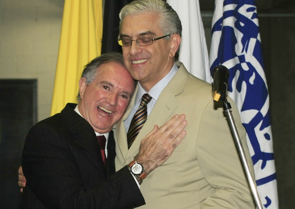 Gláucio Geara comemora a vitória com Mario Celso Petraglia | GIULIANO GOMES/GAZETA DO POVO