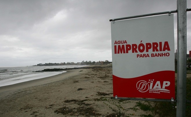 Primavera chuvosa e ligações irregulares de esgoto são as principais causas da poluição da água do mar | Jonathan Campos/Gazeta do Povo