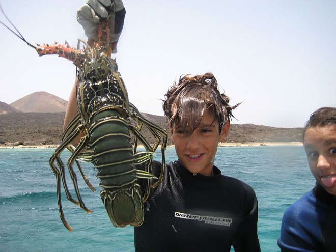 Ricardinho pescando lagosta no Yemen |