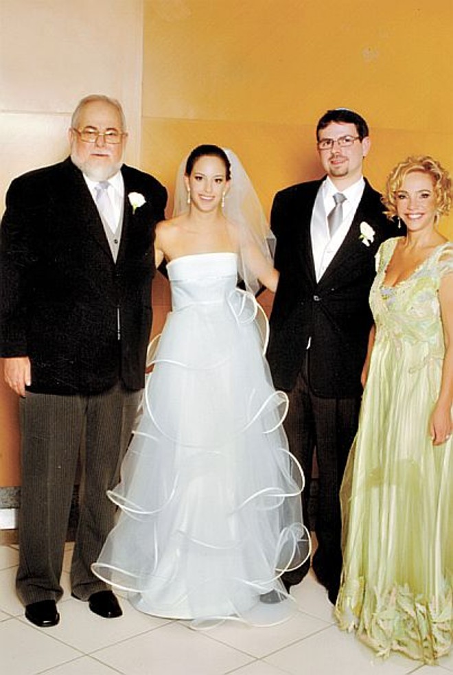 Casamento elegante - A bela Ana Clara Schulman casou-se com Henrique Lewin, em cerimônia realizada no lindo espaço do Lago da Universidade Positivo, mesmo local em que os convidados foram recepcionados. A noiva é filha de Siomara (Paciornik) e Ronaldo Leite Schulman e o noivo, de Fernanda (Wydra) e Eliezer Lewin | 