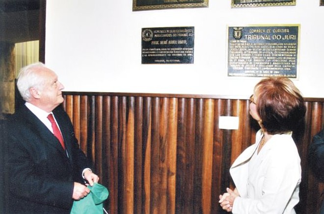 Merecida homenagem - O professor e jurista René Ariel Dotti recebeu significativa homenagem da Associação dos Magistrados do Paraná  Amapar, registrando os 