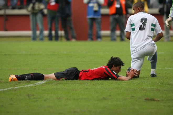 Apesar do recorde, o time não fez um bom final de campeonato e em plena Arena da Baixada, viu o rival Coritiba conquistar o título Paranaense |