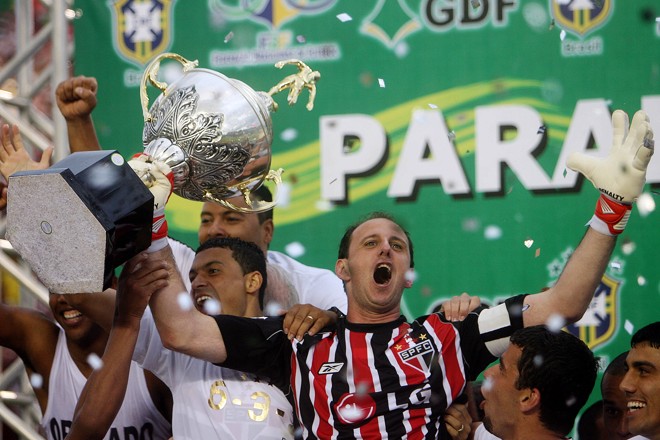 Rogério Ceni ergueu a taça pelo terceiro ano consecutivo e consolidou a sua imagem de um dos jogadores mais vencedores do clube | 