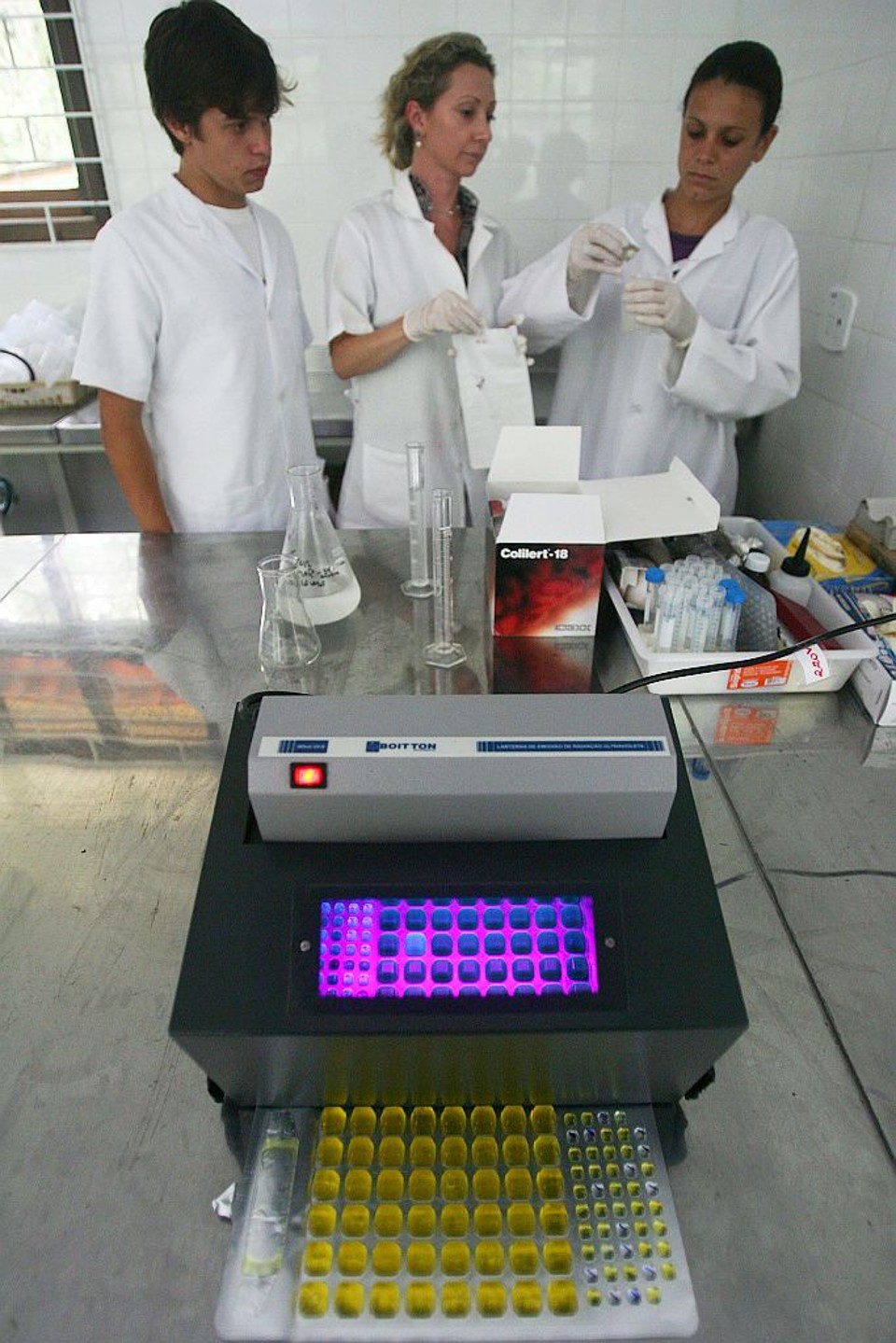 Equipamentos permitirão a análise das águas paranaenses para monitorar a presença de dois tipos de bactérias | Jonathan Campos/Gazeta do Povo