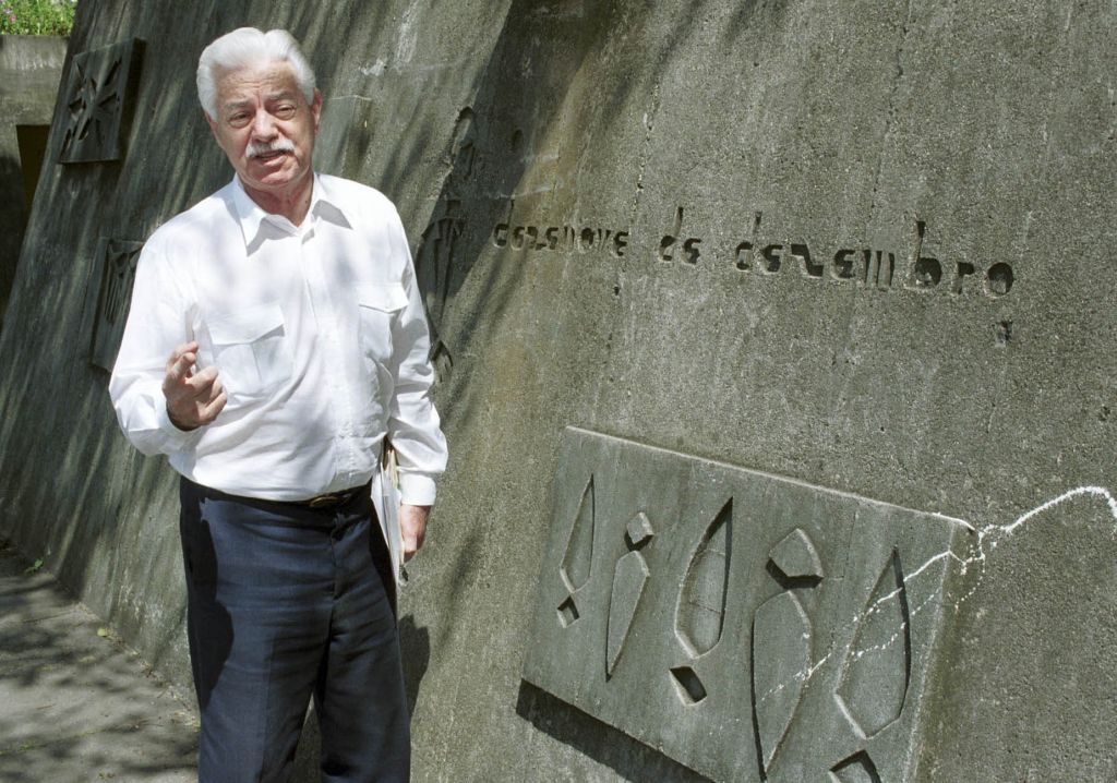 Em decorrência dos relatórios dos órgãos de segurança nacional, que comprovavam a iminência do aumento de atos terroristas (...), a opinião dominante no Conselho (de Segurança Nacional) era a de que não havia outra alternativa a não ser adotar o AI-5. | Jairo Resende