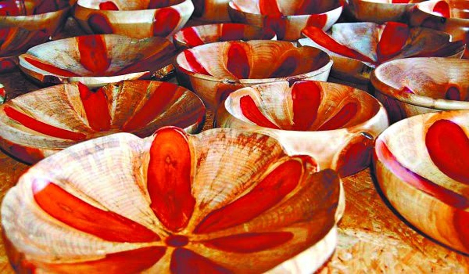 Botega, o artista da araucária- O mestre artesão Aroldo Botega cria belos e originais objetos com cerne de araucária. Os nós de pinho descartados pela indústria madeireira formam os lindos desenhos  a sugerir pinhões gigantes - incrustrados em marcheterie. O atelier, na estrada do Cerne (41-3677-7473), também revela réplicas de móveis antigos, outra especialidade de Botega. | 