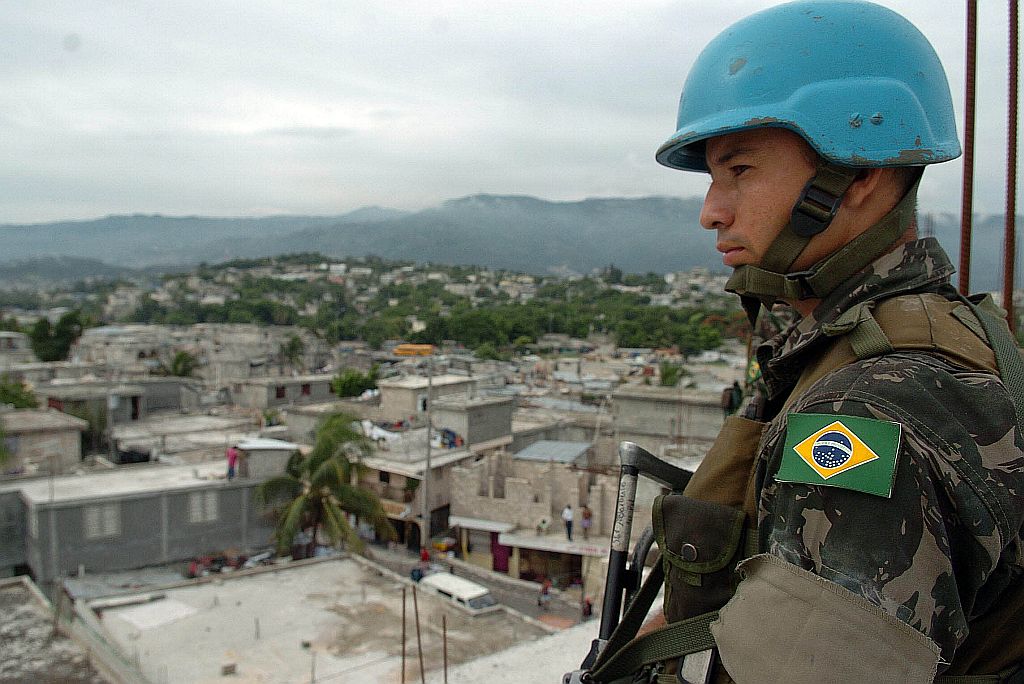 Soldado brasileiro da Missão das Nações Unidas para a Estabilização do Haiti (Minustah): relevância econômica ainda não acompanha a militar, dizem analistas. | Orlando Barría/EFE/Arquivos