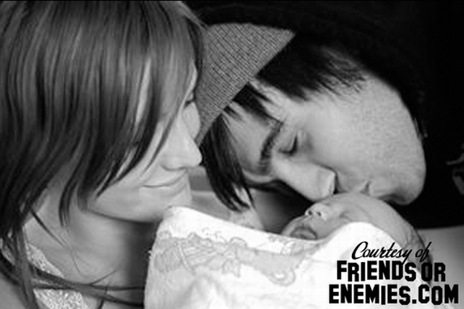 Casal Ashlee Simpson e Pete Wentz com o filho Bronx | Reprodução
