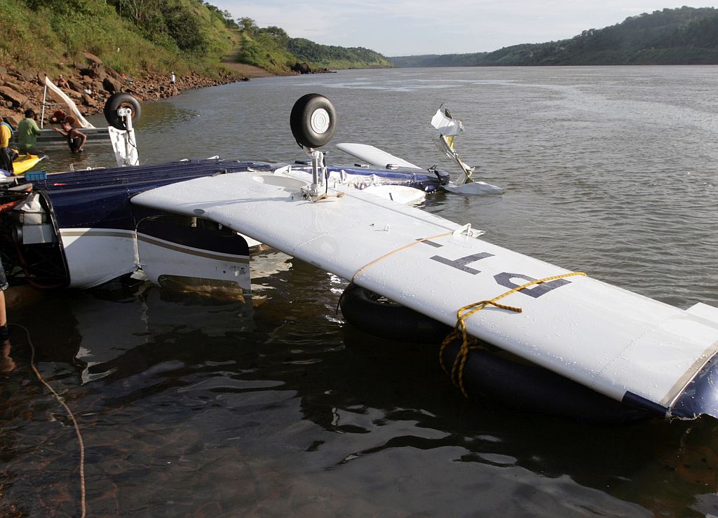 Monomotor que caiu no Rio Paraná: pane e susto | Cristian Rizz/Gazeta do Povo
