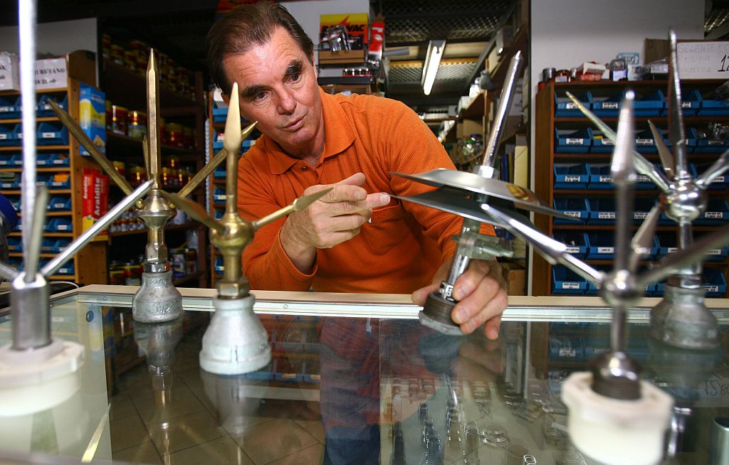 Romualdo Padilha, comerciante: sistema de proteção inclui outros equipamentos além do pára-raios | Priscila Forone/Gazeta do Povo