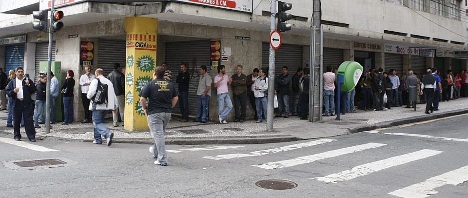 Fila no Detran dobra esquina das ruas João Negrão e José Loureiro, no centro de Curitiba | Aniele Nascimento/Gazeta do Povo