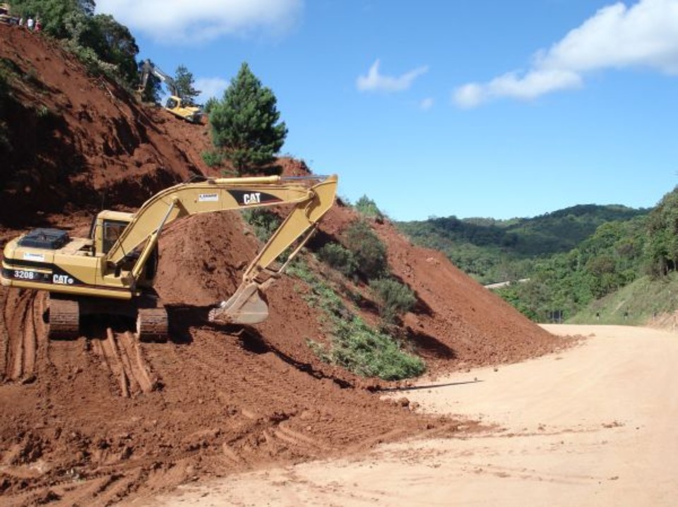 Homens trabalhavam na retirada de terra quando houve segundo deslizamento | Divulgação/Polícia Rodoviária Federal