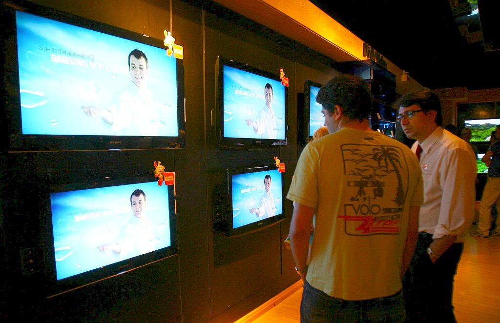 Nas lojas de eletrônicos, aumentou a procura por tevês de tela fina neste fim de ano. | Priscila Forone/Gazeta do Povo