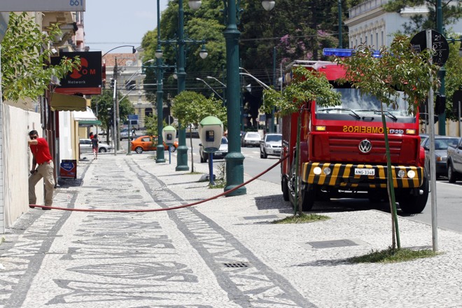 Bombeiros combatem incêndio em um terreno baldio no centro de Curitiba | 