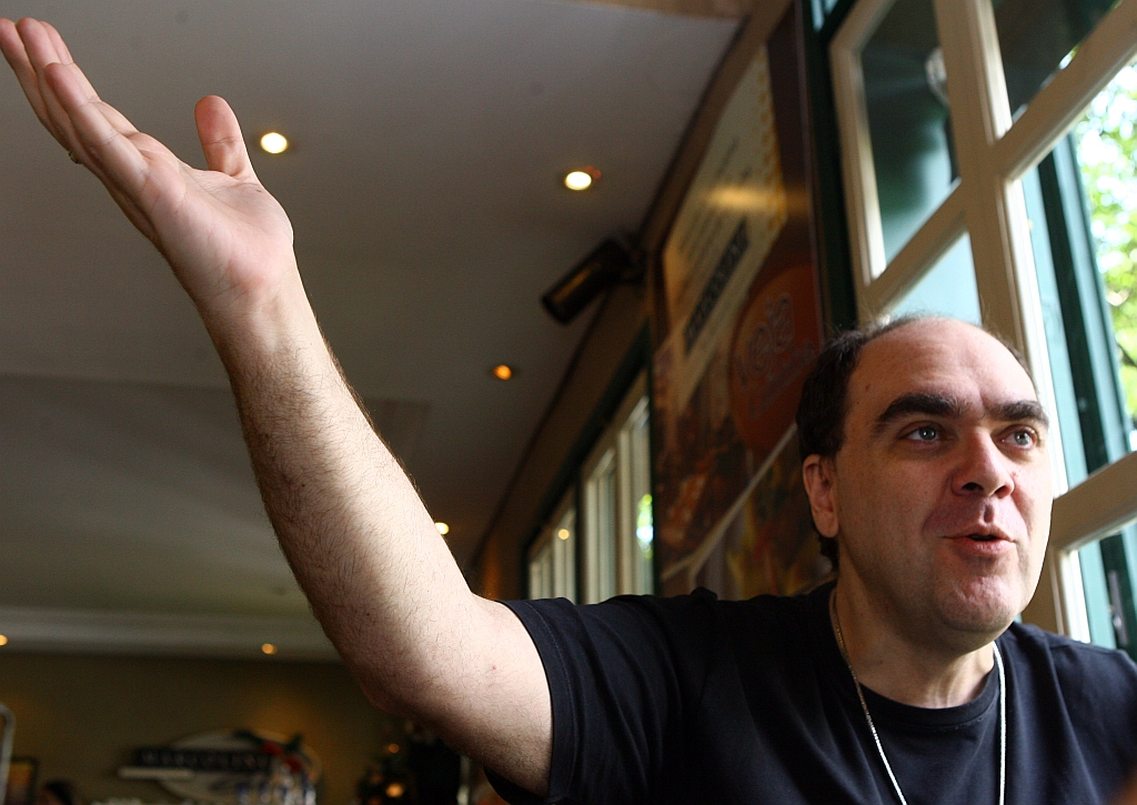 Provido de criatividade renovável, Abujamra é um dos artistas mais ecléticos de sua geração: compõe, produz, atua e brinca | Priscila Forone/ Gazeta do Povo