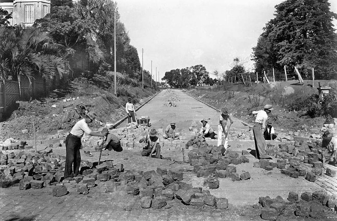 Calçamento da Rua Silveira Peixoto, na esquina com a Avenida Batel em 1939 |