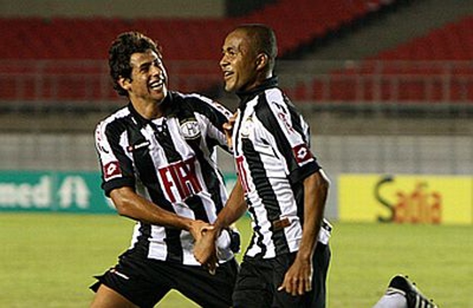 Gedeon (à dir.) chega para comandar meio-campo do Paraná em 2009 | Divulgação / Site Oficial Atlético-MG