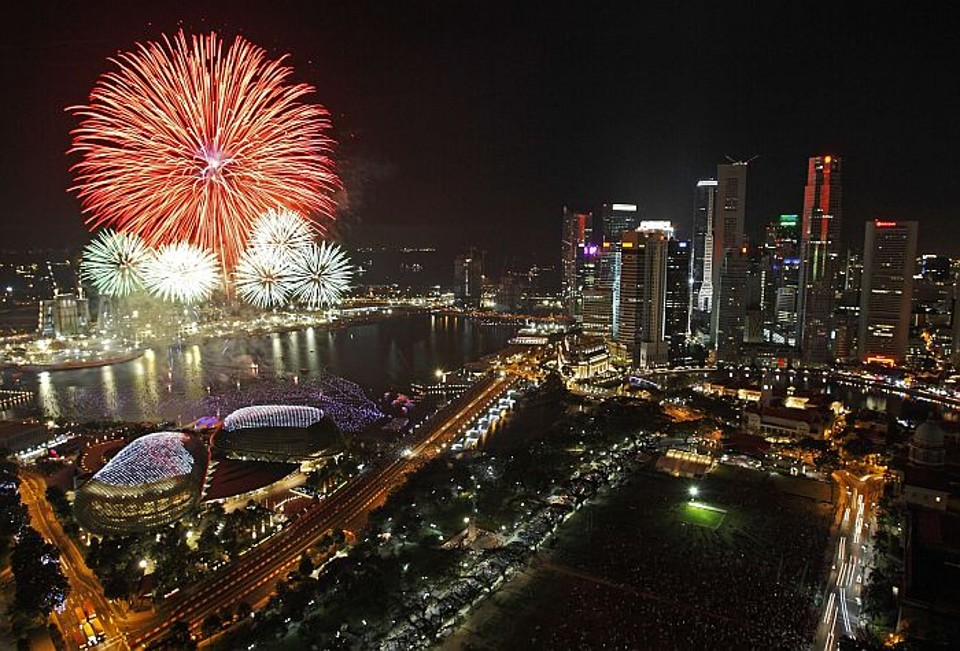 Explosão de fogos sobre a Marina Bay, em Singapura | Tim Chong/Reuters
