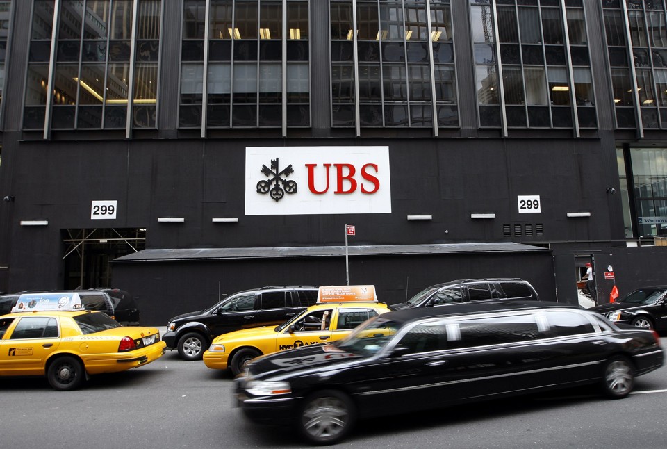 Carro passa diante da sede do UBS em Nova York | Reuters