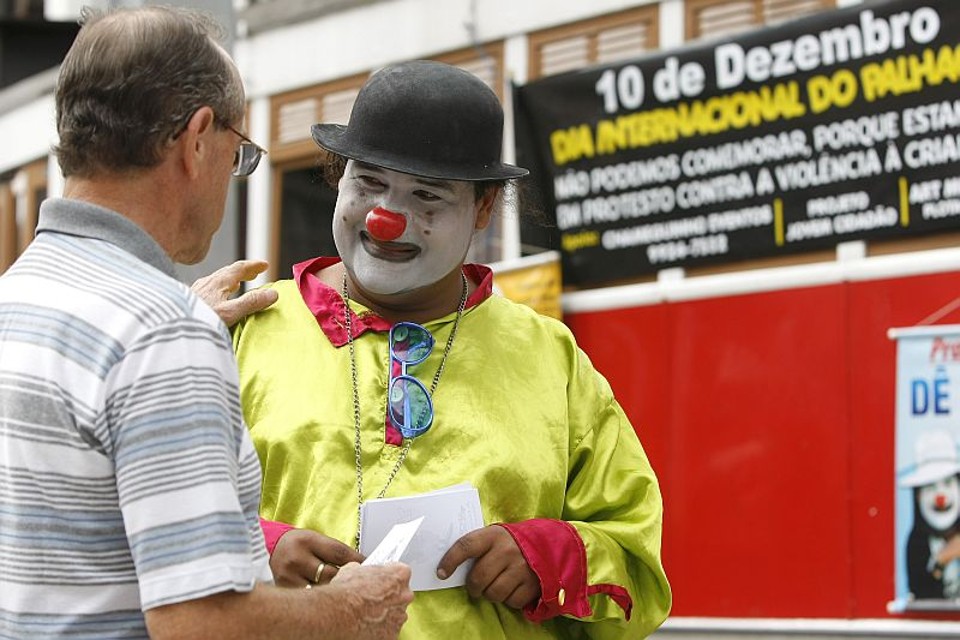Artistas de rua fazem panfletagem contra a violência infantil no Centro de Curitiba | Rodolfo Buhrer/Gazeta do Povo