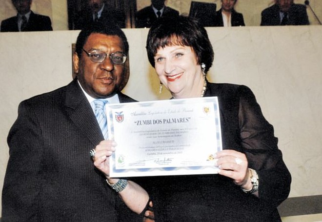 Assembléia Legislativa em festa - A Data Nacional da Consciência Negra nos 313 Anos da Imortalidade de Zumbi dos Palmares foi comemorada com sessão solene na Assembléia Legislativa. Entre os destaques, o expressivo discurso proferido pelo cônsul do Senegal, sr. Ozeil Moura dos Santos, acompanhado na foto da escritora Alzeli Basseti, que foi uma das homenageadas com o diploma 
