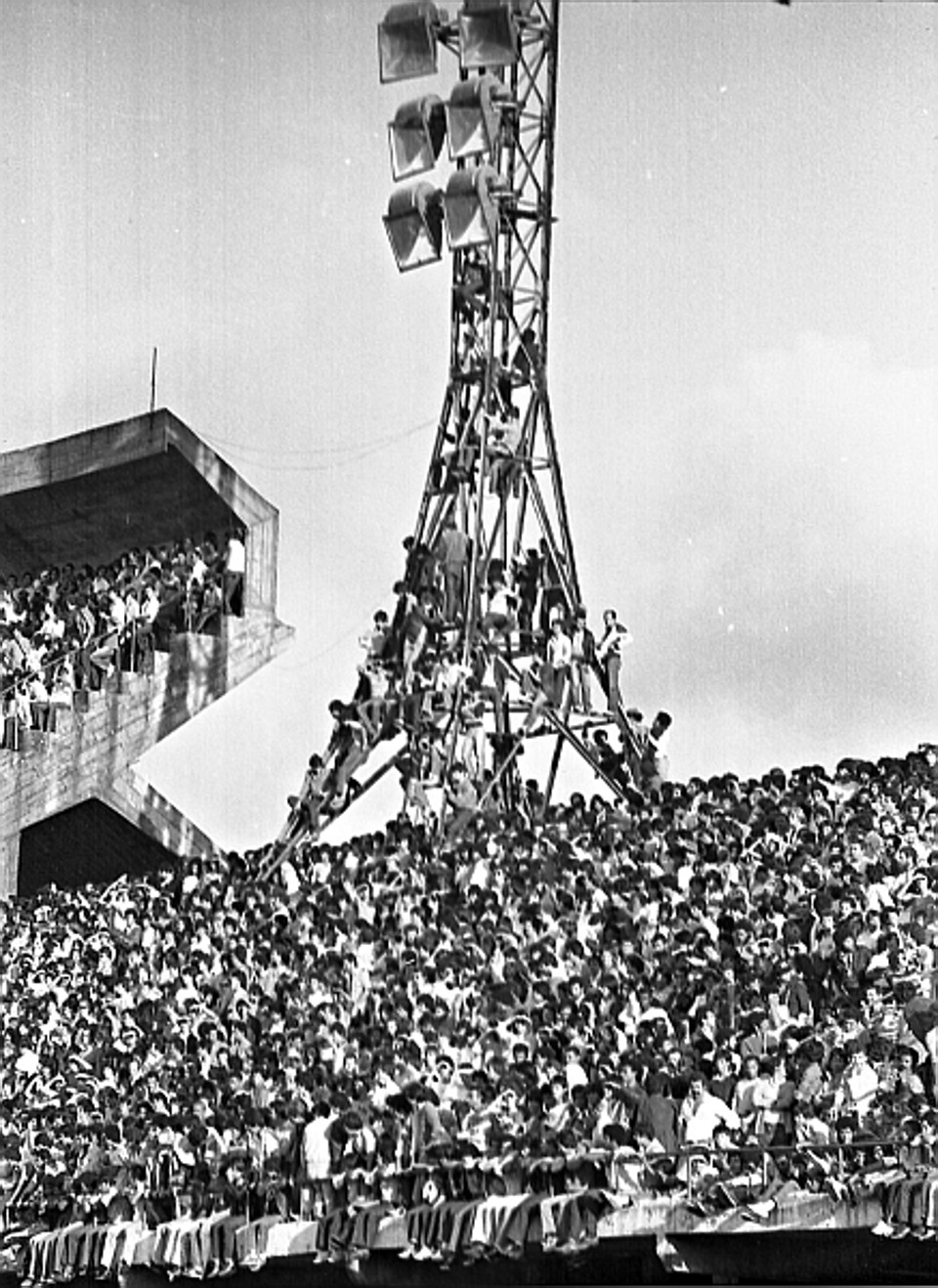 Torcedores do Atlético se penduraram até na torre de iluminação do Couto Pereira para assistir ao jogo contra o Flamengo. | Arquivo/ Gazeta do Povo