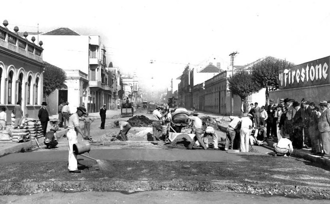 Asfaltamento da Rua Comendador Araújo, vista da Praça Osório em 1940 |