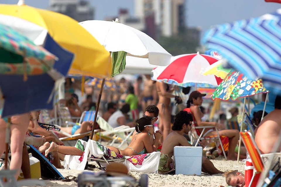 Litoral tem o dia mais quente do verão Em Matinhos a temperatura ficou na casa dos 30 graus, o que deixou as praias lotadas | Hedeson Alves/Gazeta do Povo