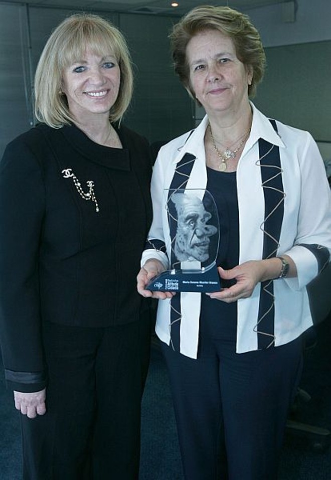 A empresária Suzana Branco (à dir.) recebeu o Prêmio Betinho Atitude Cidadã da secretária executiva do Comitê de Entidades no Combate à Fome e pela Vida (Coep-PR), Conceição Contin. Suzana preside o Centro Sócio Educacional Esperança, que atende 230 crianças e adolescentes em período integral |