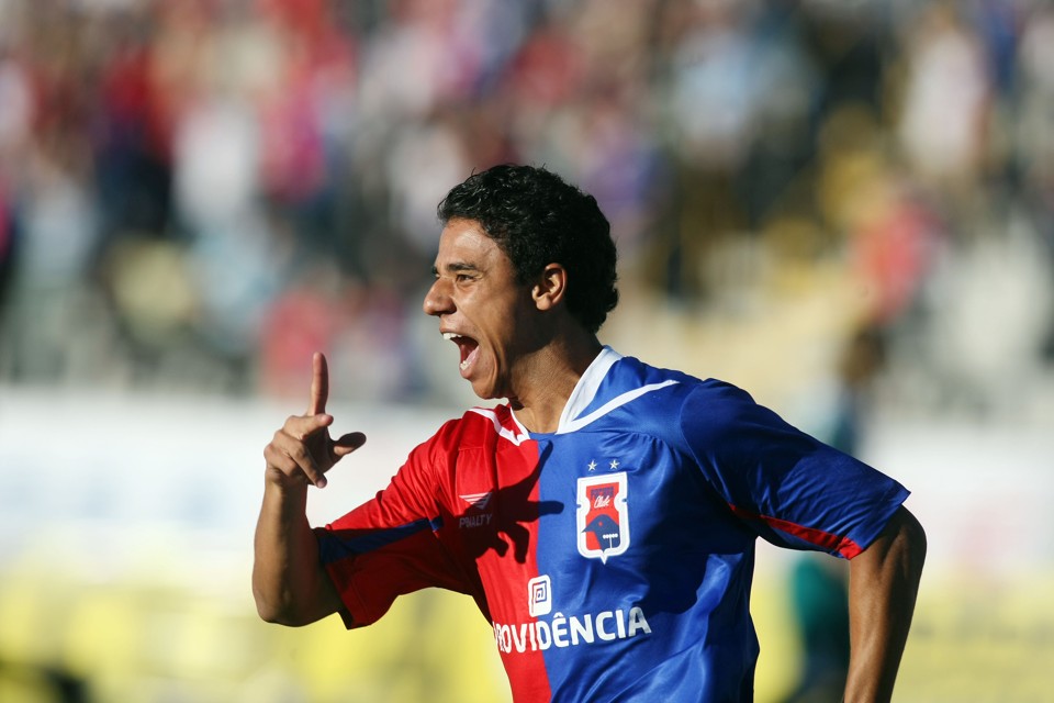 Lateral Murilo acertou com o Tricolor e fica no clube até 2011 | Albari Rosa / Gazeta do Povo