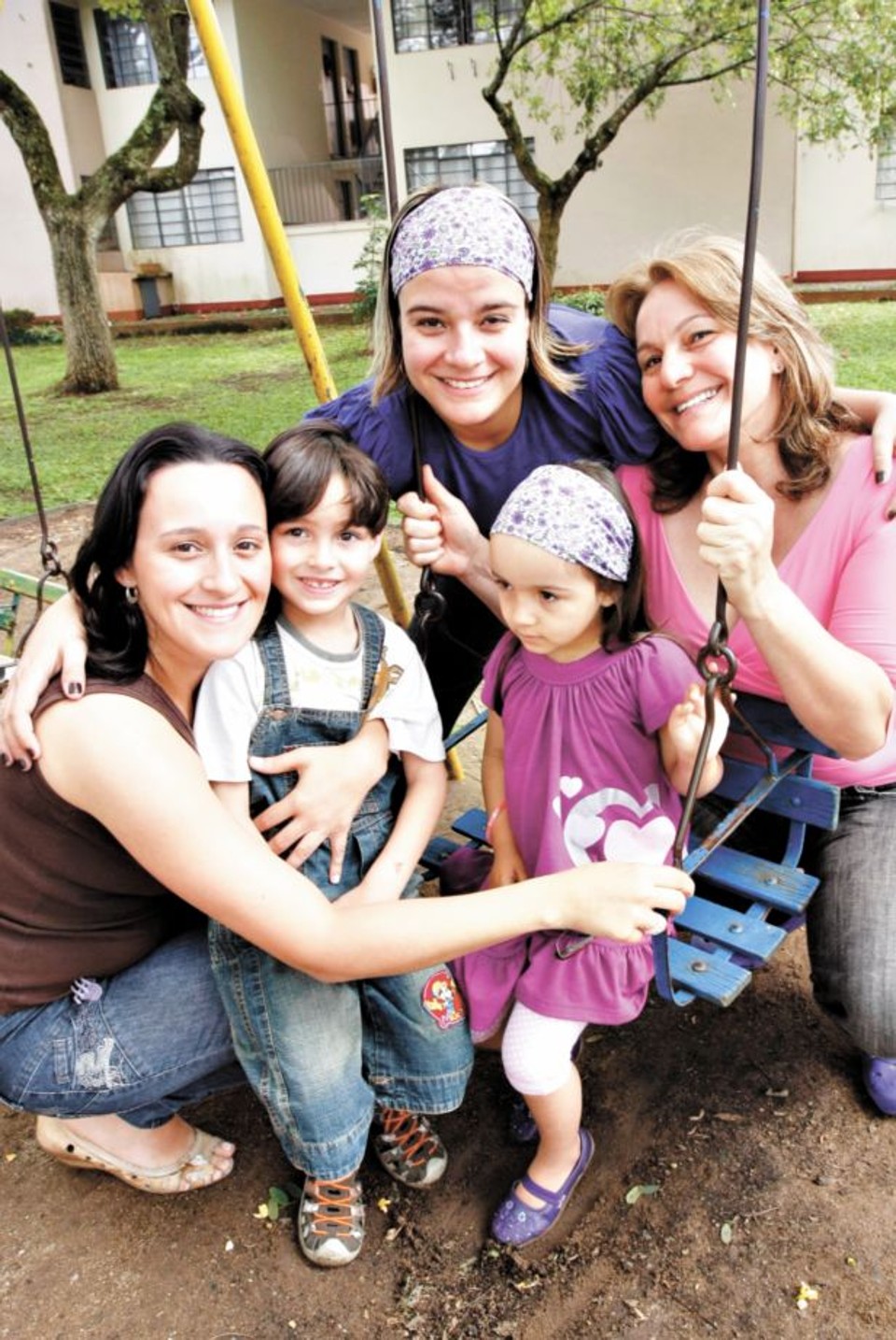 Em família (e em segurança): Bruna (ajoelhada), com a filha Beatriz, a irmã Juliana, a mãe Sandra e o sobrinho João Lucca | Aniele Nascimento/Gazeta do Povo