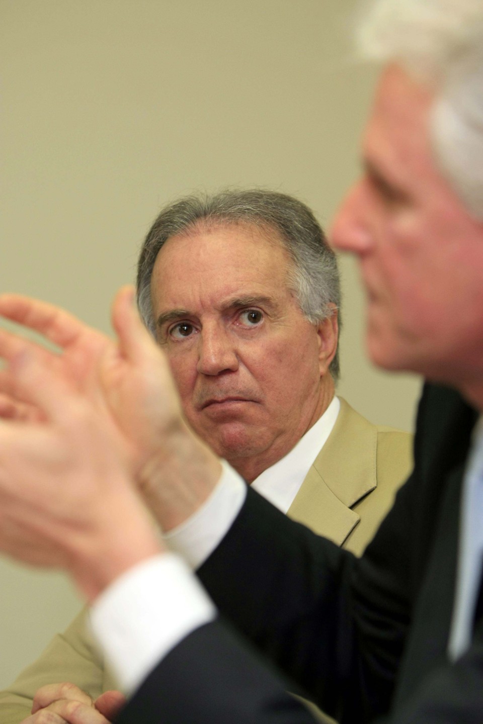 Gláucio Geara (ao fundo) e Marcos Malucelli são os candidatos da situação à presidência do Atlético | Daniel Castellano / Gazeta do Povo