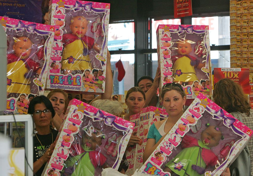 Consumidoras, com caixas da boneca: valeu o preço da gôndola | Marcelo Elias/Gazeta do Povo
